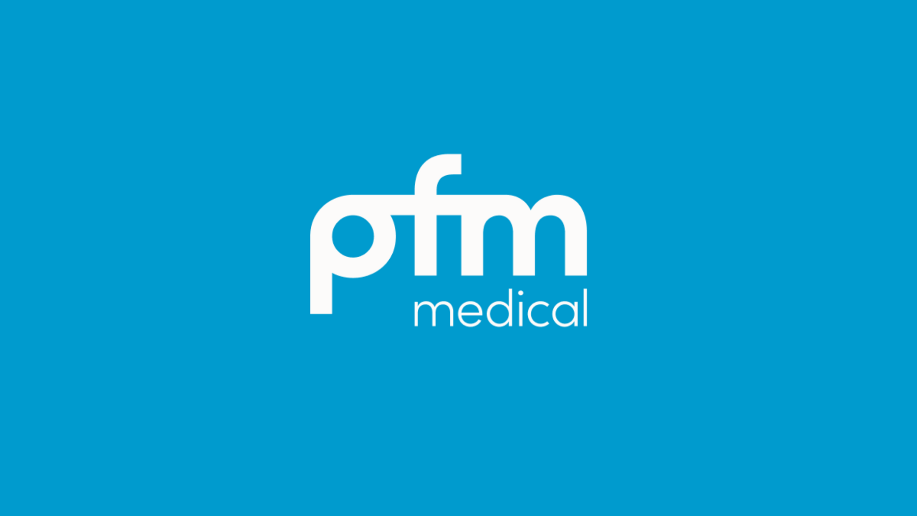 Logo der Firma PFM Medical auf blauem Hintergrund. Der Schriftzug "pfm" ist in Groß- und Kleinbuchstaben gestaltet, während "medical" in Kleinbuchstaben darunter steht.